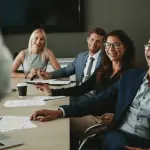 Faltam trabalhadores ou sobram vagas? O que explica o paradoxo do emprego no Brasil.